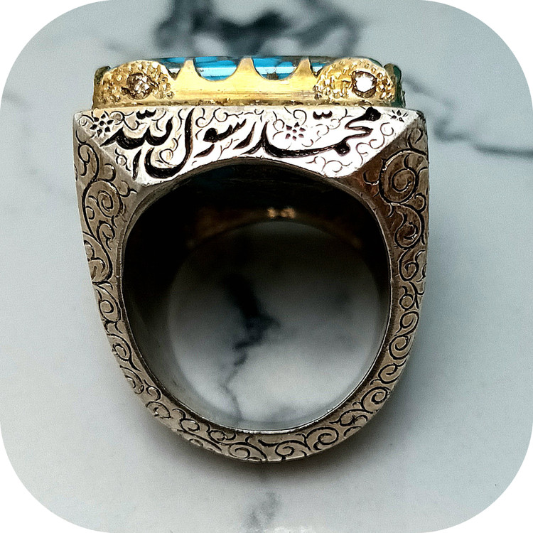 انگشتر فیروزه شجر رگه طلایی، رنگ آبی کاربنی، مغز سنگ ، ذات سنگ شجر طلای با رگه های منظم و استثنایی و بی همتا، سنگ کهنه و قدیمی،تراش سنگ ۶ ضلعی تلویزیونی