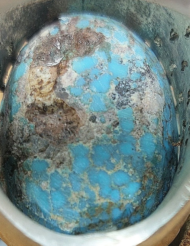 فیروزه رگهذعنکبوتی رگه سرخ، ذات سنگ چاهی، تراش دامله کامل قواره درشت، با رگه های بسیار زیبا و منظم، نگین کهنه و قدیمی